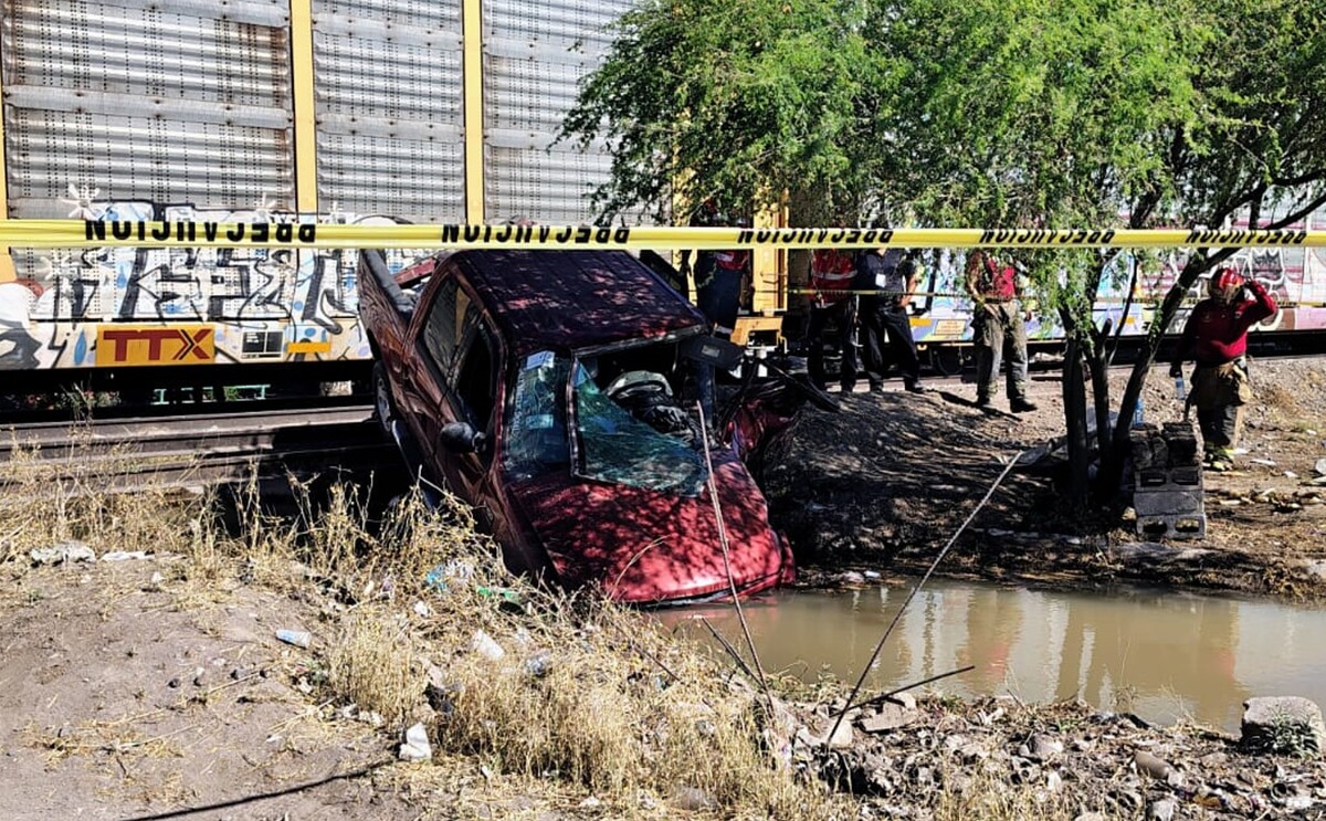 Video | Conductor intenta ganarle el paso al tren y termina en canal de ...