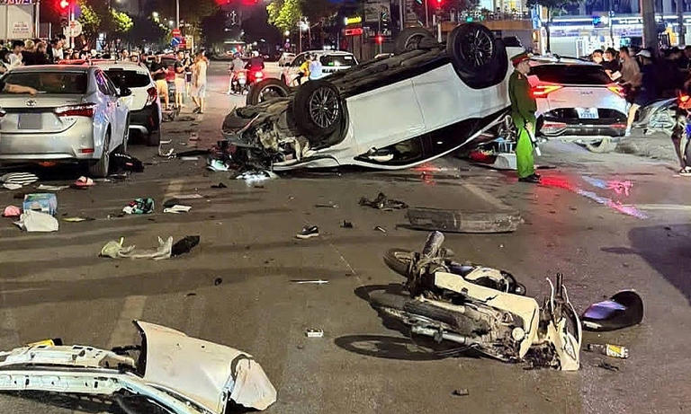 Lexus flips after crashing into 5 vehicles at red light in Hanoi ...