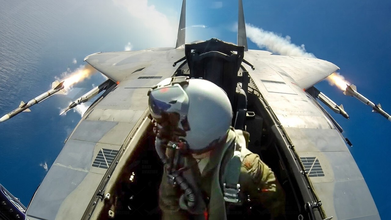 Feared US F-15 Eagle pilot executes brutal high-G maneuvers