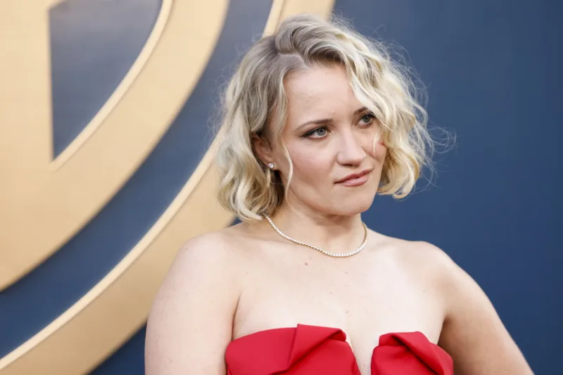 Η Emily Osment εξηγεί γιατί απουσίαζε από το επετειακό αφιέρωμα του ...