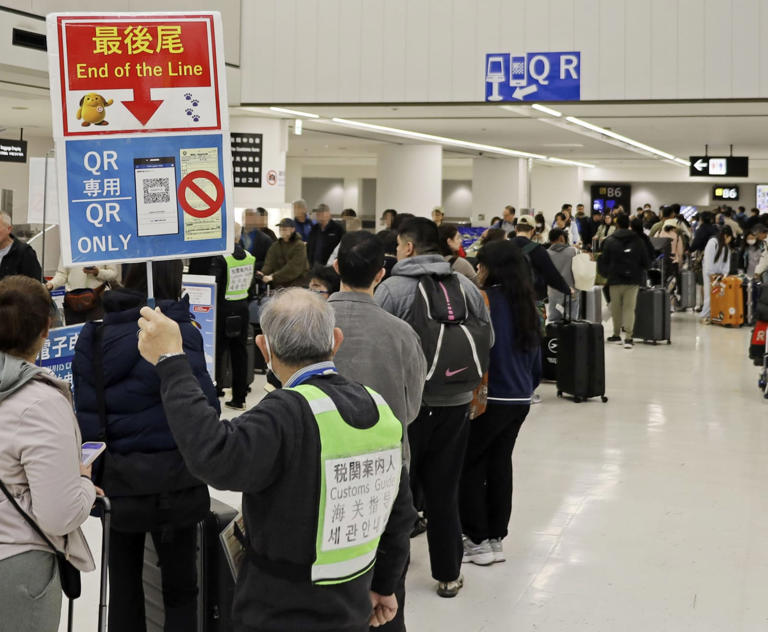 Congestion at Narita Airport's electronic customs frustrates travelers