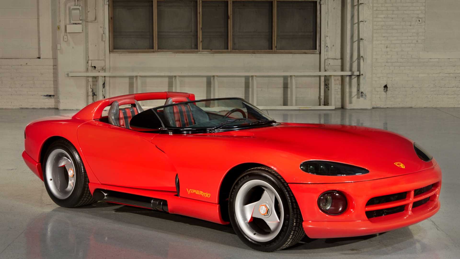 Three-quarter side view of 1989 Dodge Viper RT/10 Concept