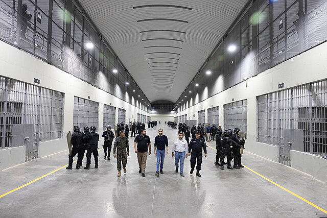 Centro de Confinamento do Terrorismo (Cecot), megacomplexo penitenciário construído em El Salvador Casa Presidencial de El Salvador / Wikimedia Commons