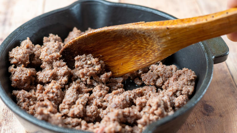 When to season ground beef so it holds maximum flavor, according to ...