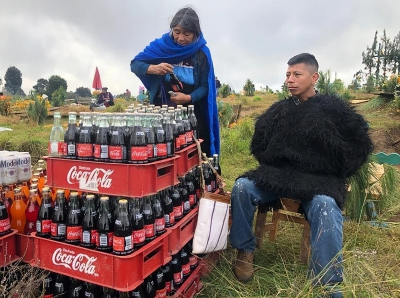 La fuerte presencia comercial de Coca-Cola en la región, así como la falta de acceso a agua potable han disparado el consumo del refresco.