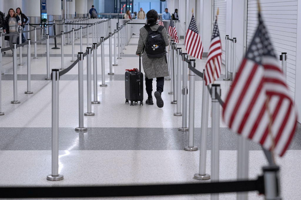 Frustrated travelers hear a new message from airports: Don’t get here so early<br>
