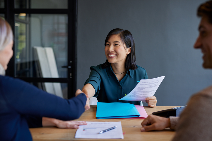 Can financial advisors beat the market? Returns and risks