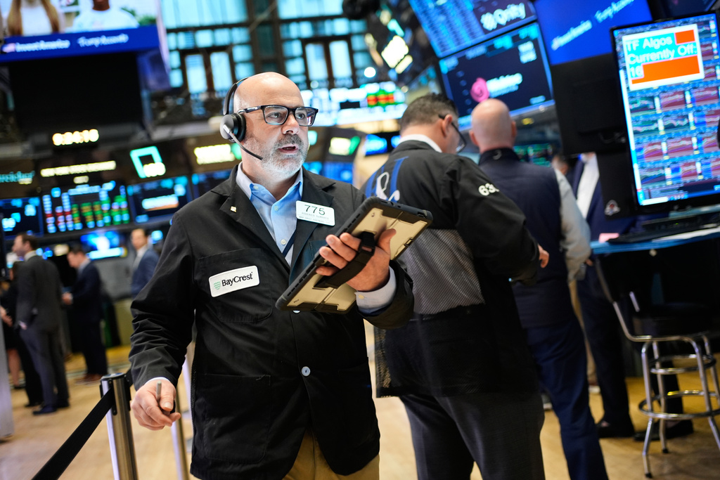 Wall Street drops again to close its 5th straight losing week and its ...