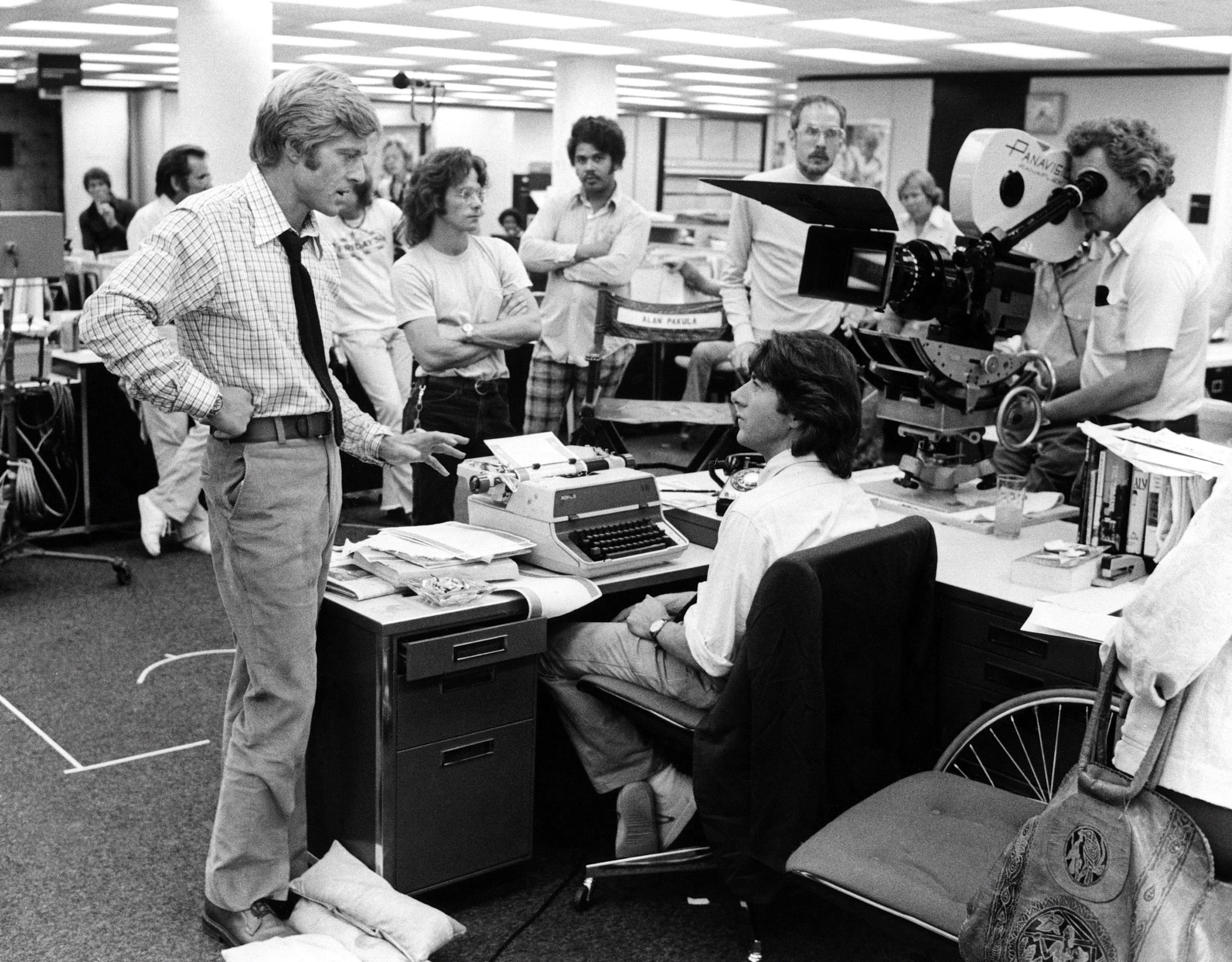 See Robert Redford and Dustin Hoffman in rare set photos from 1976's ...
