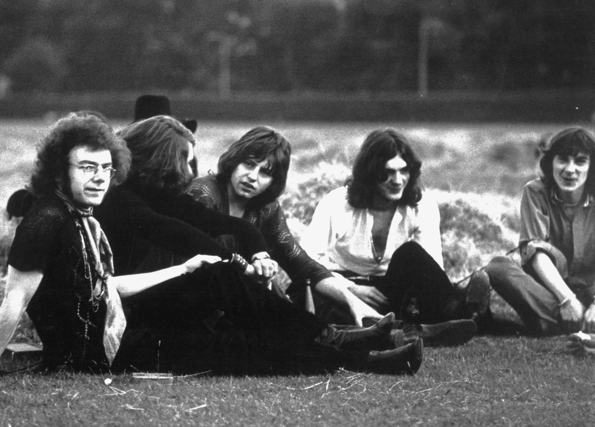 <p>King Crimson, 1968 von Robert Fripp, Michael Giles, Greg Lake (später bei ELP), Ian McDonald und dem Texter Peter Sinfield gegründet, kombinierten vielschichtige Elemente aus Klassik, Jazz und Volksmusik, die die Grundlage für "In the Court of the Crimson King" bildeten. Das 1969 erschienene Album ist ein weiterer Meilenstein im Progrock-Kanon und sicherlich eines der einflussreichsten.</p><p>Sie können auch mögen:<a href="https://de.starsinsider.com/n/314798?utm_source=msn.com&utm_medium=display&utm_campaign=referral_description&utm_content=545349"> Fanliebe: Diese Promis heirateten ihre Fans</a></p>