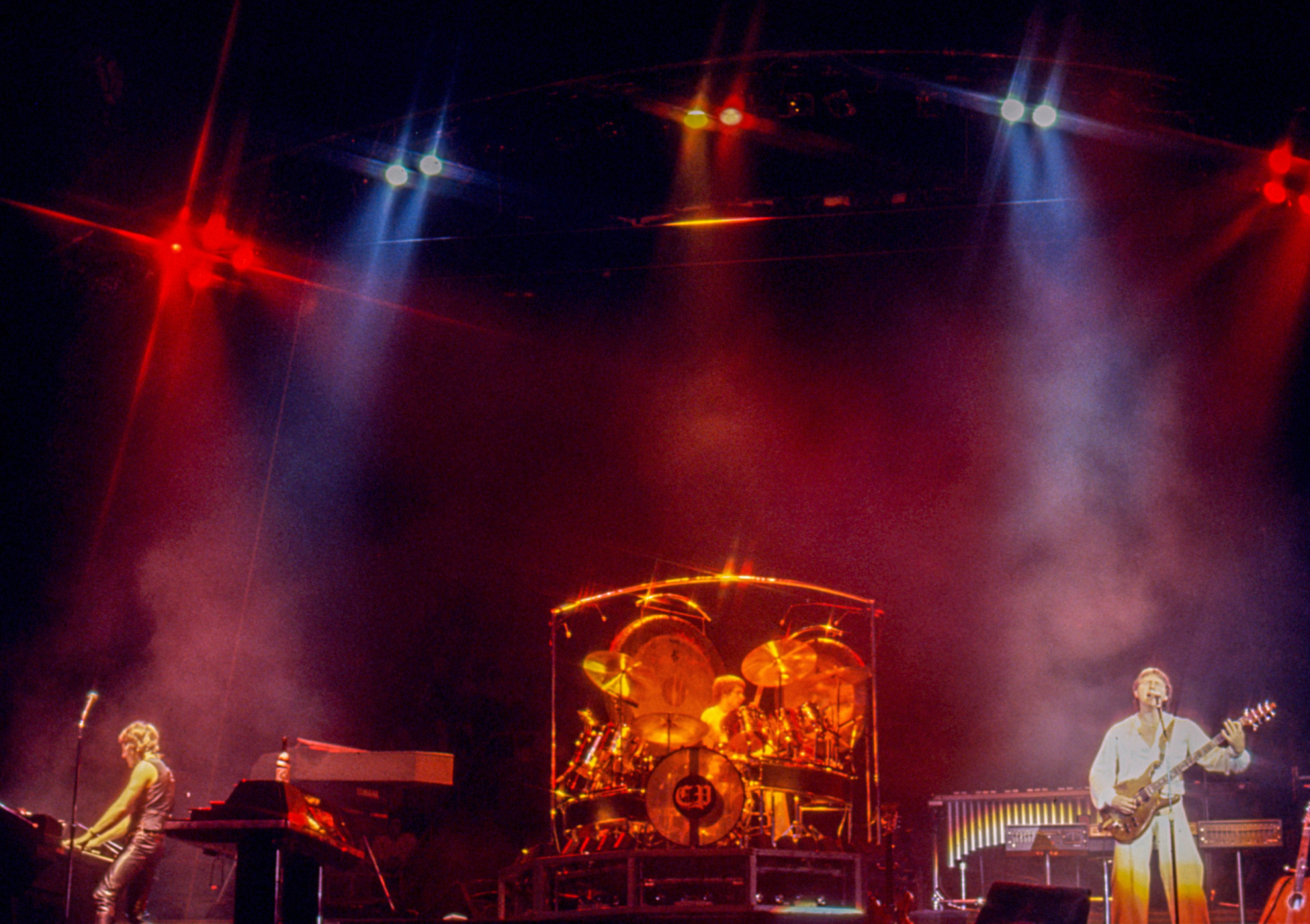 <p>Eine der ersten Supergroups des Progressive Rock war Emerson, Lake & Palmer. Das Trio, bestehend aus Keith Emerson, Greg Lake und Carl Palmer, war eine der beliebtesten und kommerziell erfolgreichsten Progrock-Gruppen der 1970er Jahre. Bekannt für ihre komplexen Bearbeitungen klassischer Musik, gemischt mit Jazz und symphonischen Rockelementen, trugen ELP mit Alben wie "Pictures at an Exhibition" (1971) und "Brain Salad Surgery" (1973) zur Definition des Genres bei.</p>
