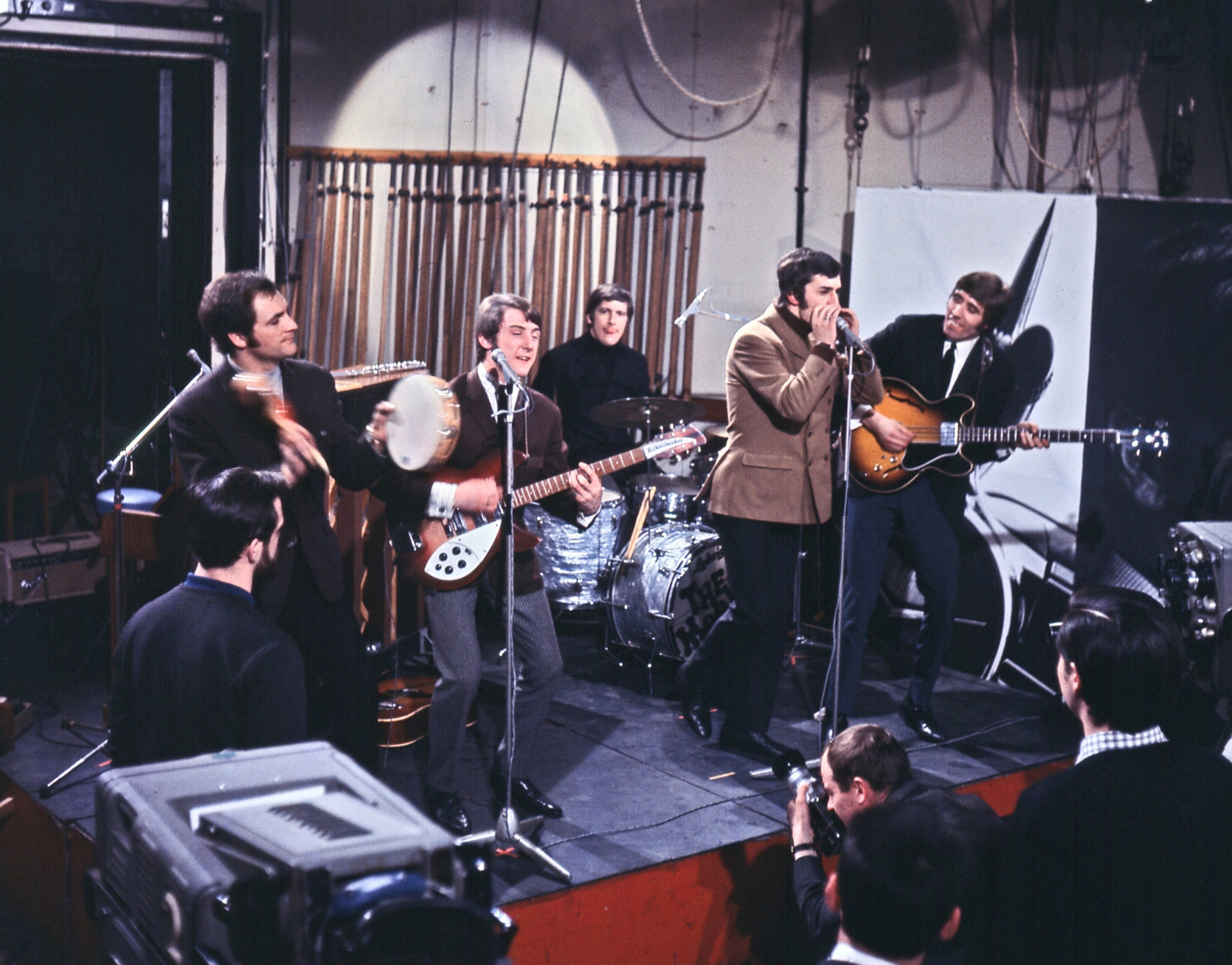 <p>Der Progressive Rock oder Progrock entwickelte sich 1967 aus der britischen Psychedelic-Szene heraus. Es war eine Zeit der musikalischen Erkundung, die durch klassische Einflüsse und symphonischen Rock gekennzeichnet war. Zu den frühen Pionieren gehörten die Moody Blues, deren bahnbrechendes Album "Days of Future Passed" von 1967 als eines der ersten Beispiele des <a href="https://de.starsinsider.com/musik/518956/die-beliebtesten-musikgenres-der-welt" rel="noopener">Genres</a> gilt.</p>