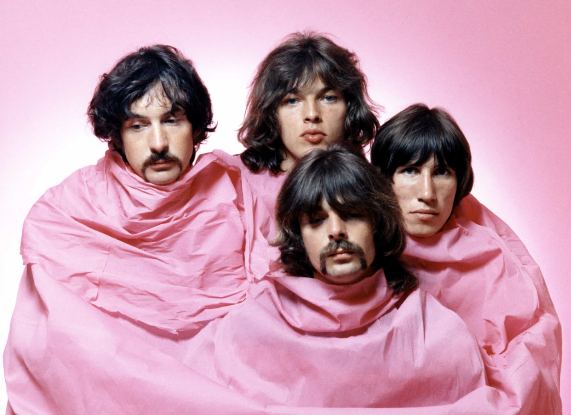 <p>Der Mitbegründer und Frontmann von Pink Floyd, Syd Barrett, hatte einen ausgeprägt skurrilen psychedelischen Stil entwickelt, bevor er die Band verließ und durch David Gilmore ersetzt wurde, der die Band in eine progressivere Rockrichtung lenkte. "Ummagumma" (1969) markiert im Wesentlichen die progressive Ära von Floyd.</p><p>Sie können auch mögen:<a href="https://de.starsinsider.com/n/255836?utm_source=msn.com&utm_medium=display&utm_campaign=referral_description&utm_content=545349"> Harry and Meghan: So sieht Liebe aus</a></p>