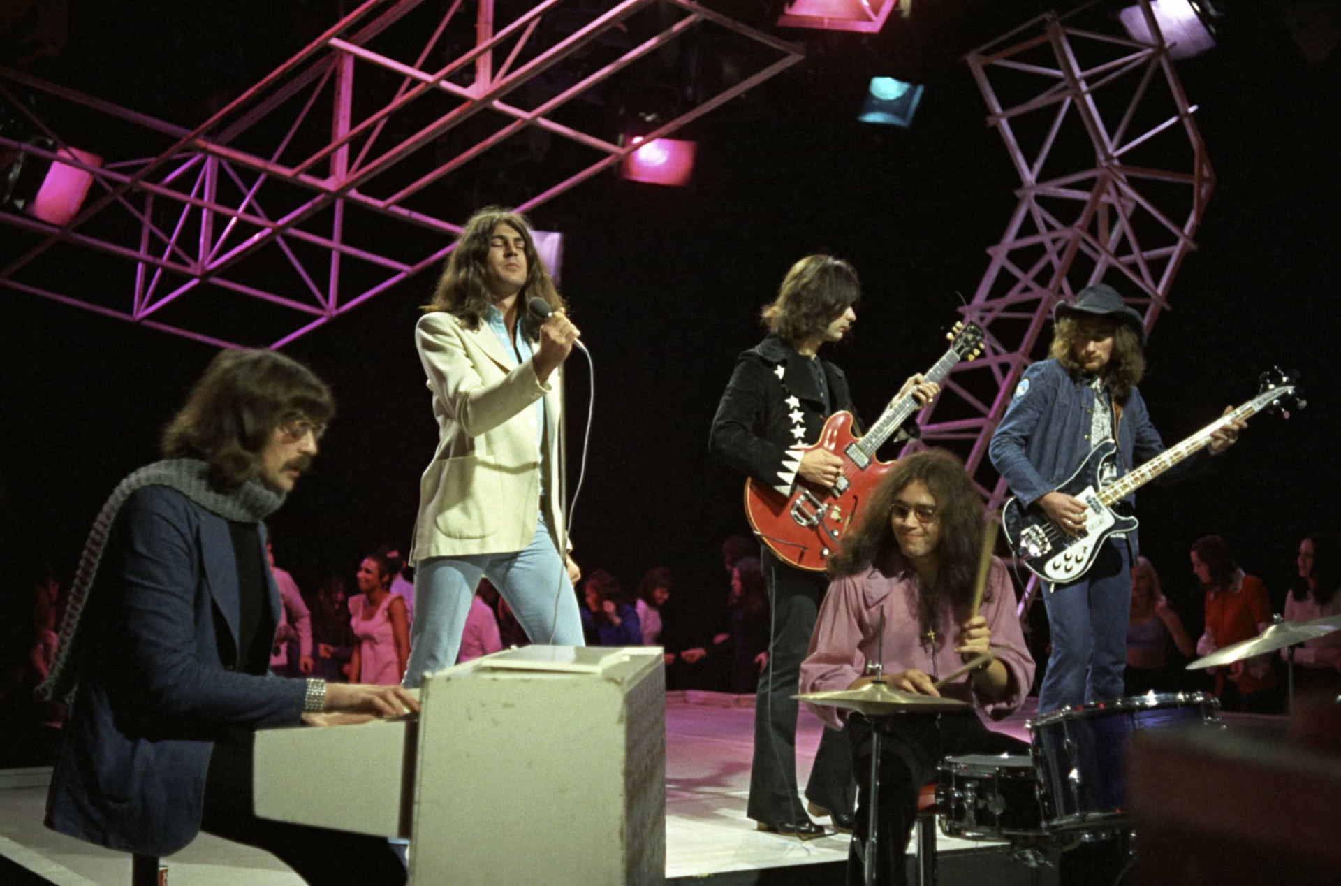<p>Ursprünglich als Psychedelic- und Progressive-Rock-Band gegründet, schienen Deep Purple mit ihrem bahnbrechenden Auftritt 1969 in der Royal Albert Hall in London, der als Live-Album "Concerto for Group and Orchestra" aufgenommen und veröffentlicht wurde, ihre Progrock-Qualitäten zu festigen. Im folgenden Jahr jedoch wechselten sie mit ihrem 1970er Album "Deep Purple in Rock" zu einem härteren Sound und wurden zu einem der Pioniere des Heavy Metal.</p>