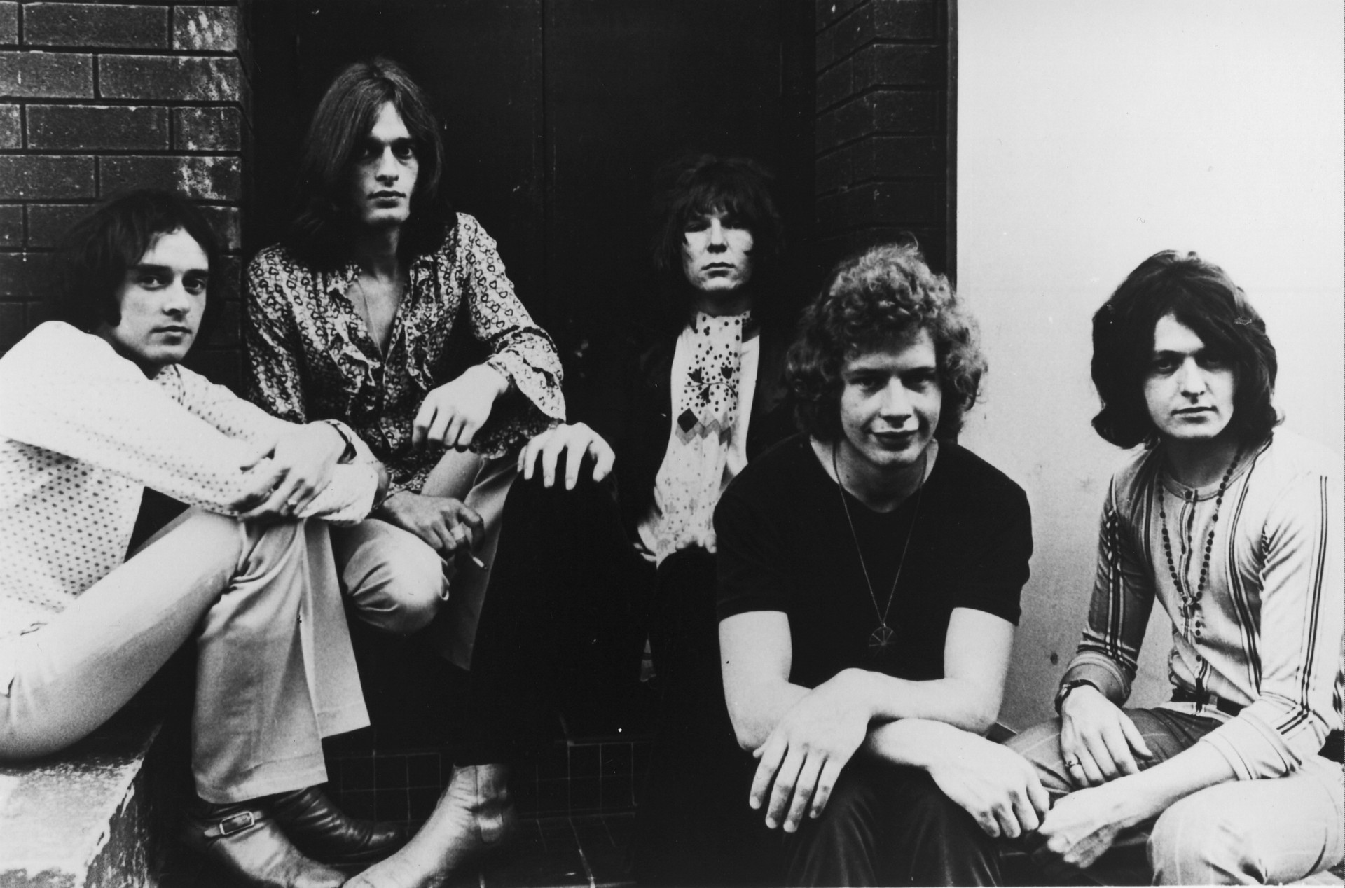 <p>Eine weitere Band, die in den 1970er Jahren Weltruhm erlangte, war Yes. Die 1968 gegründete Band, bestehend aus Peter Banks, Tony Kaye, Chris Squire, Bill Bruford und Jon Anderson, war für das 1970er-Album "Time and a Word" verantwortlich, bevor das Album "The Yes Album" (1971), bei dem Steve Howe Banks ersetzte, von den Kritikern gelobt wurde und die Band zu einem herausragenden Progrock-Act machte.</p><p>Sie können auch mögen:<a href="https://de.starsinsider.com/n/345850?utm_source=msn.com&utm_medium=display&utm_campaign=referral_description&utm_content=545349"> Celine Dion: Einzigartige Sängerin und Modeikone</a></p>