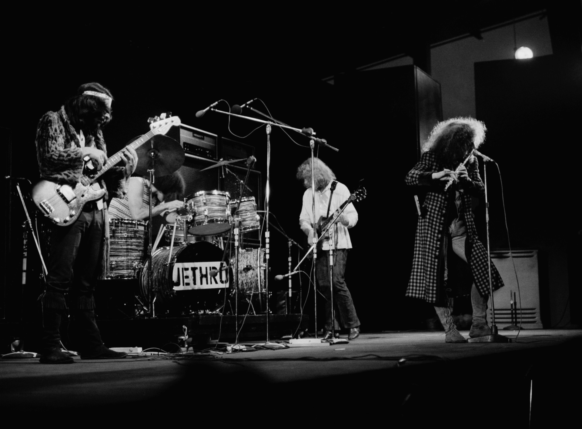 <p>Nur wenige verkörpern den Progrock-Musiker mehr als Ian Anderson von Jethro Tull. Der Multiinstrumentalist ist seit der Gründung der Band im Jahr 1967 ihr Frontmann. Mit "Stand Up" (1969) gelang Jethro Tull der Durchbruch. Andersons charakteristische Flöte untermauerte den eklektischen Folk-Rock-Soundtrack der Band.</p>