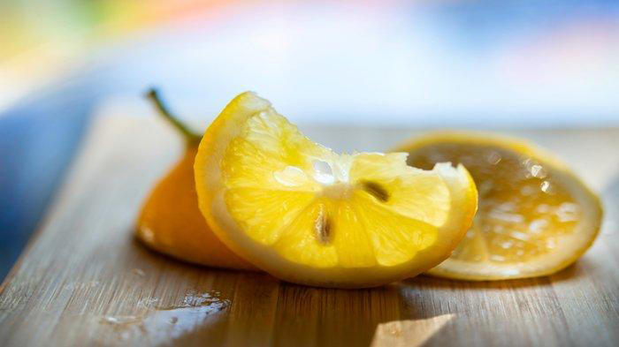 Ilustrasi lemon yang punya segudang manfaat untuk membersihkan hingga menyegarkan rumah (Unsplash / Cristina Anne Costello)