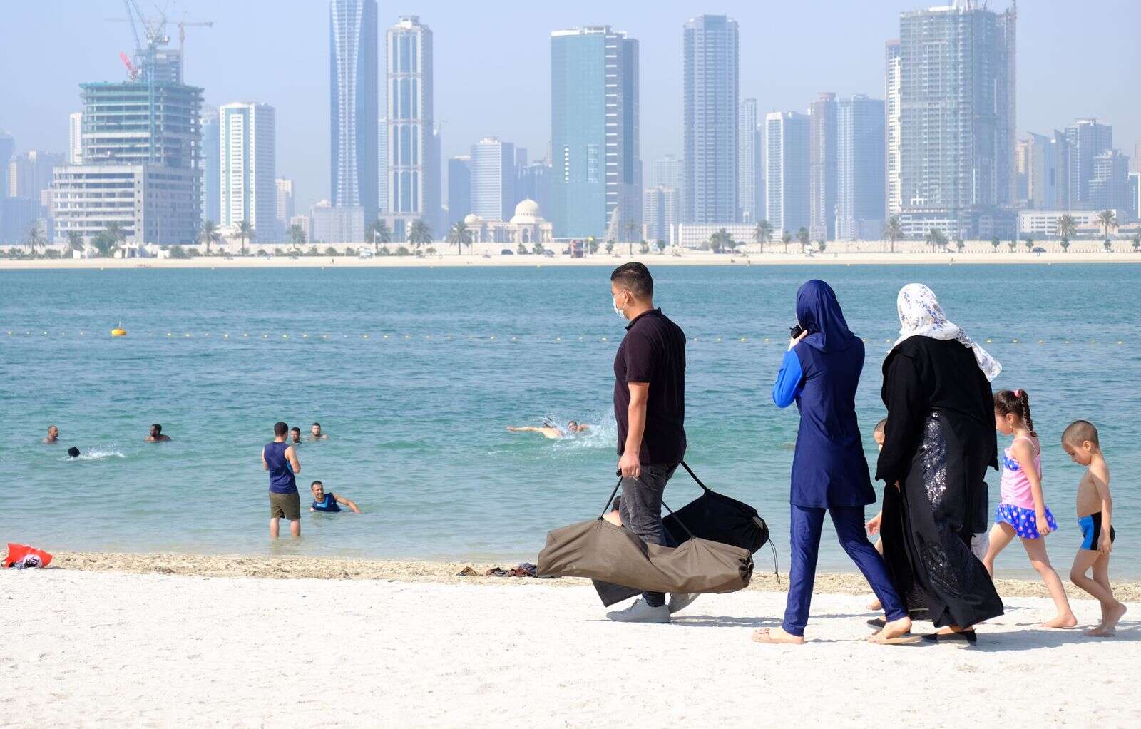 Погода в оаэ сейчас вода. Пляж Насими Бич Дубай. Эмираты люди. Абу Даби местные жители. Дубай люди.
