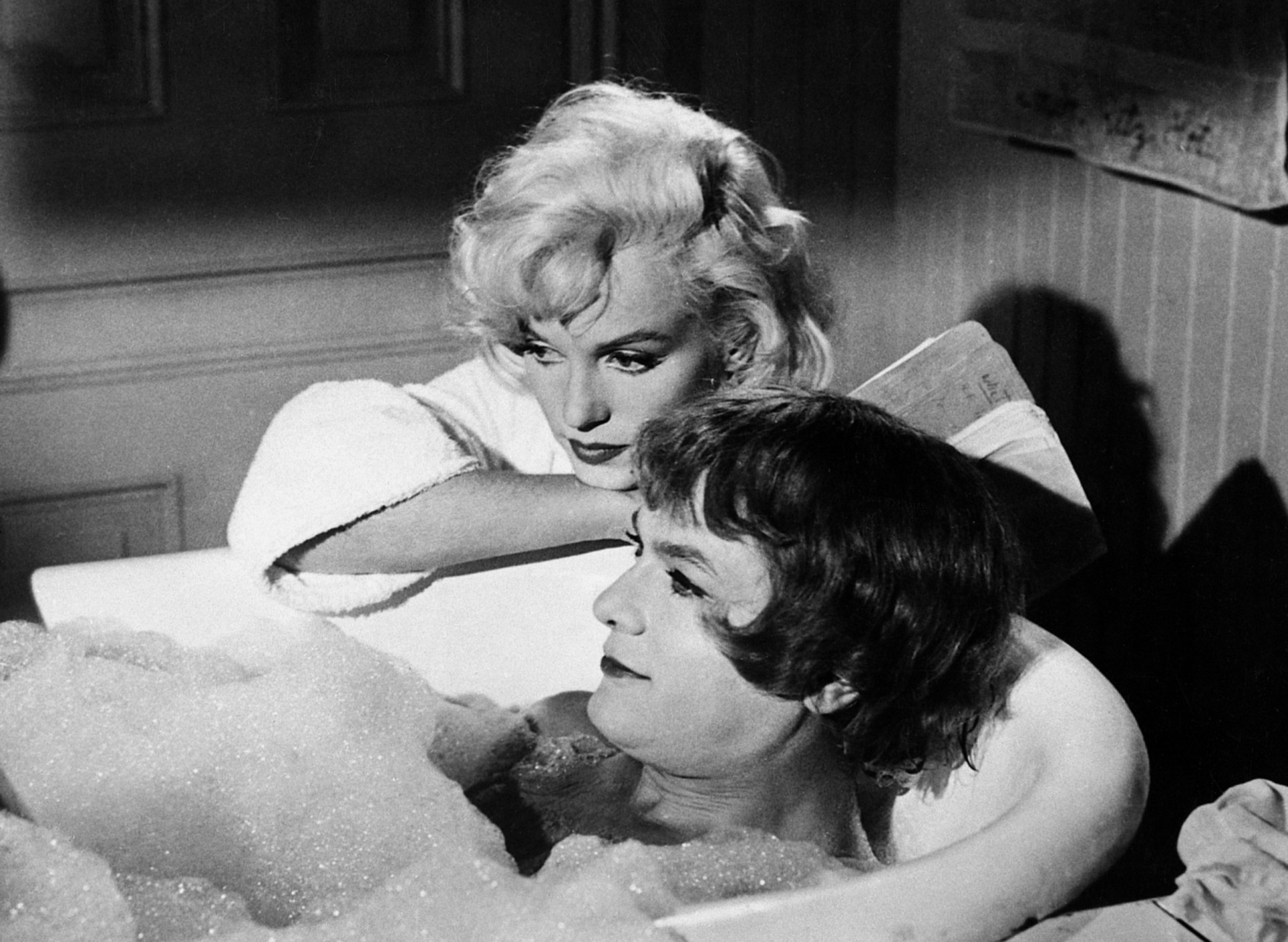 <p>One of the greatest films ever made, 'Some Like It Hot' features this tender bathtub scene with Josephine—really Joe (Tony Curtis)—and Sugar Kane Kowalczyk (Marilyn Monroe).</p><p><a href="https://www.msn.com/en-us/community/channel/vid-7xx8mnucu55yw63we9va2gwr7uihbxwc68fxqp25x6tg4ftibpra?cvid=94631541bc0f4f89bfd59158d696ad7e">Follow us and access great exclusive content every day</a></p>
