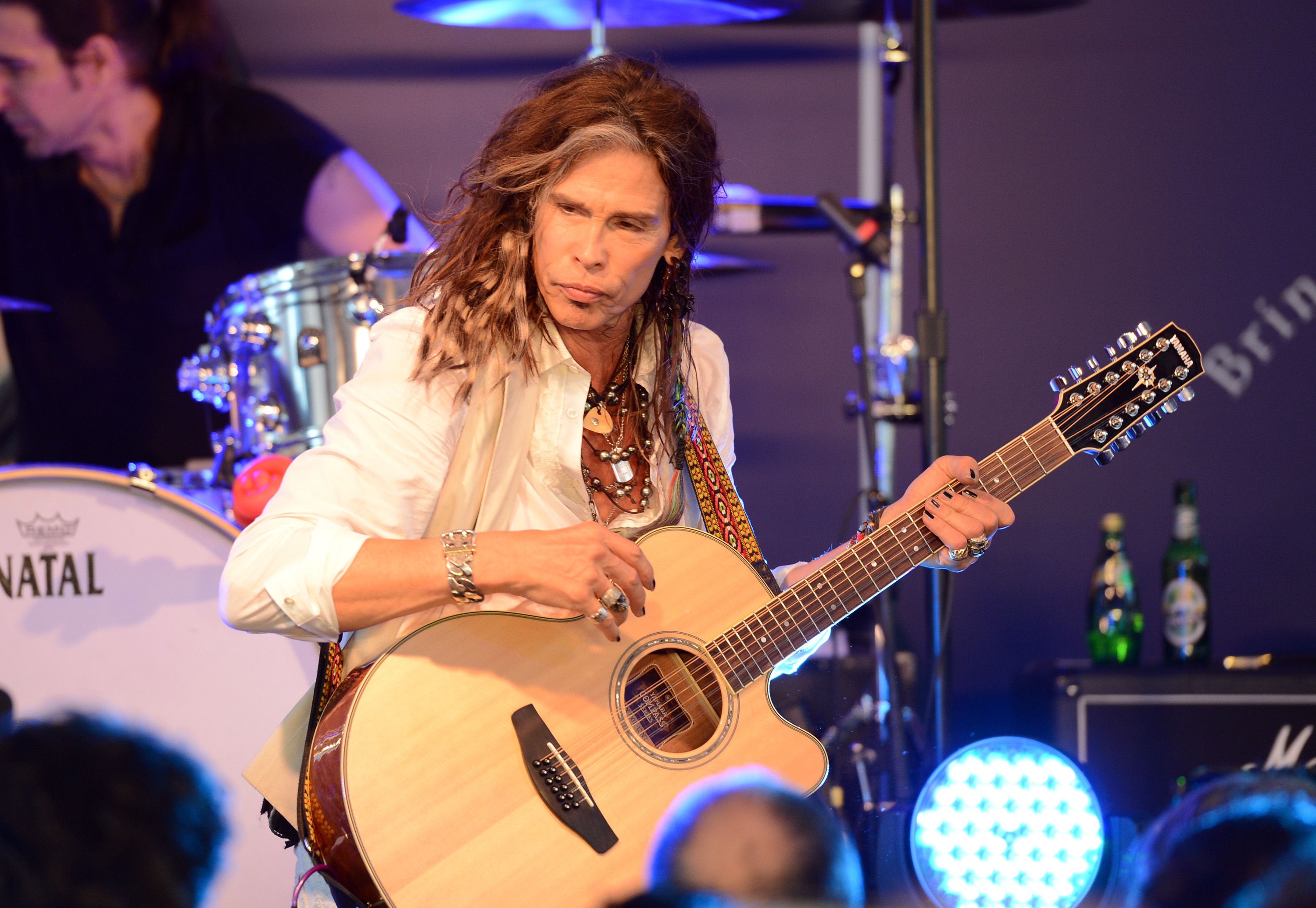 LOS ANGELES, CA - MARCH 10: Musician Steven Tyler of Aerosmith performs onstage the John Varvatos 10th Annual Stuart House Benefit presented by Chrysler, Kids Tent by Hasbro Studios, at John Varvatos Los Angeles on March 10, 2013 in Los Angeles, California. (Photo by Jason Merritt/Getty Images for John Varvatos)