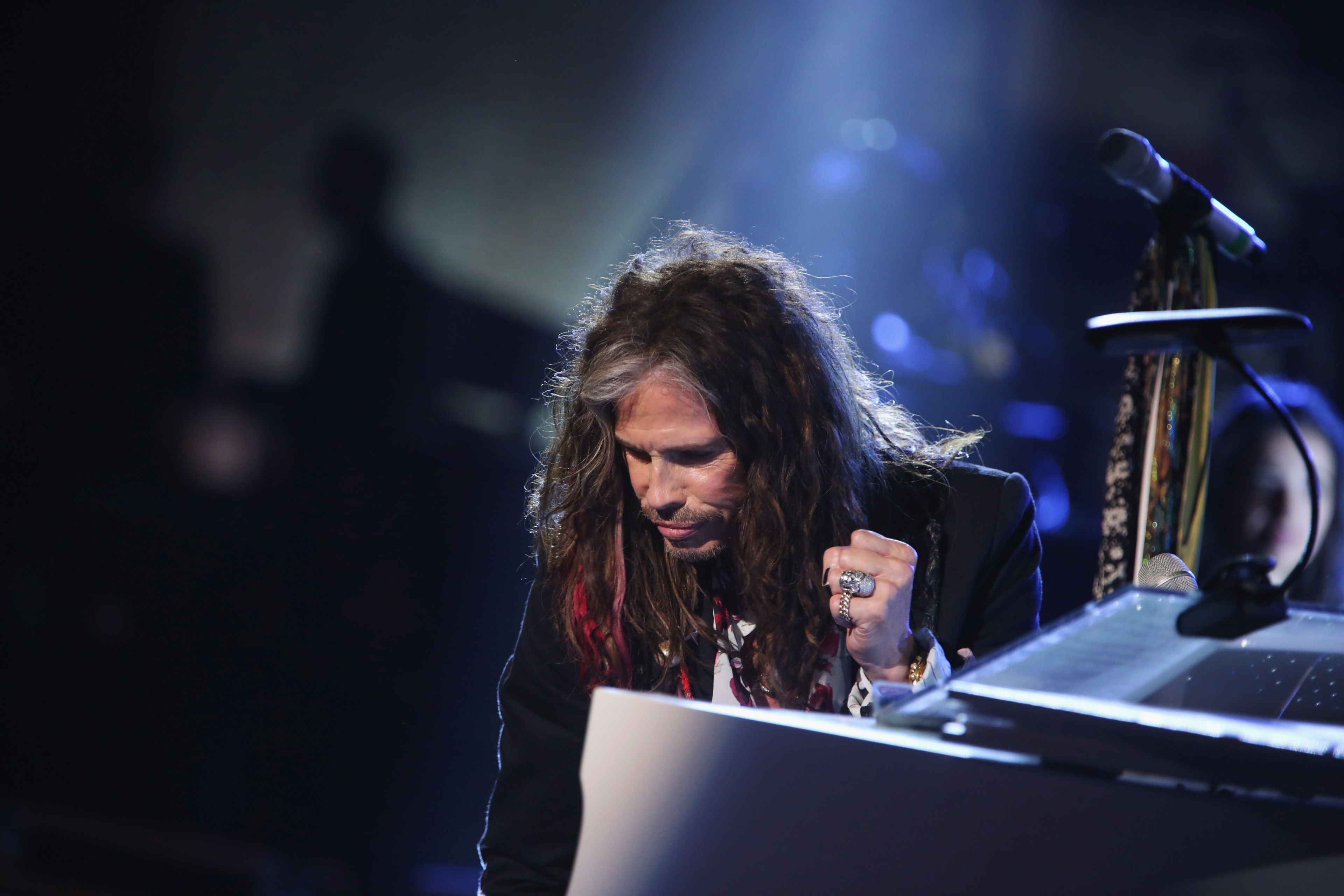 ROME, ITALY - SEPTEMBER 08: Steven Tyler performs at the Andrea Bocelli show as part of the 2017 Celebrity Fight Night in Italy Benefiting The Andrea Bocelli Foundation and the Muhammad Ali Parkinson Center on September 8, 2017 in Rome, Italy. (Photo by Jonathan Leibson/Getty Images for Celebrity Fight Night)