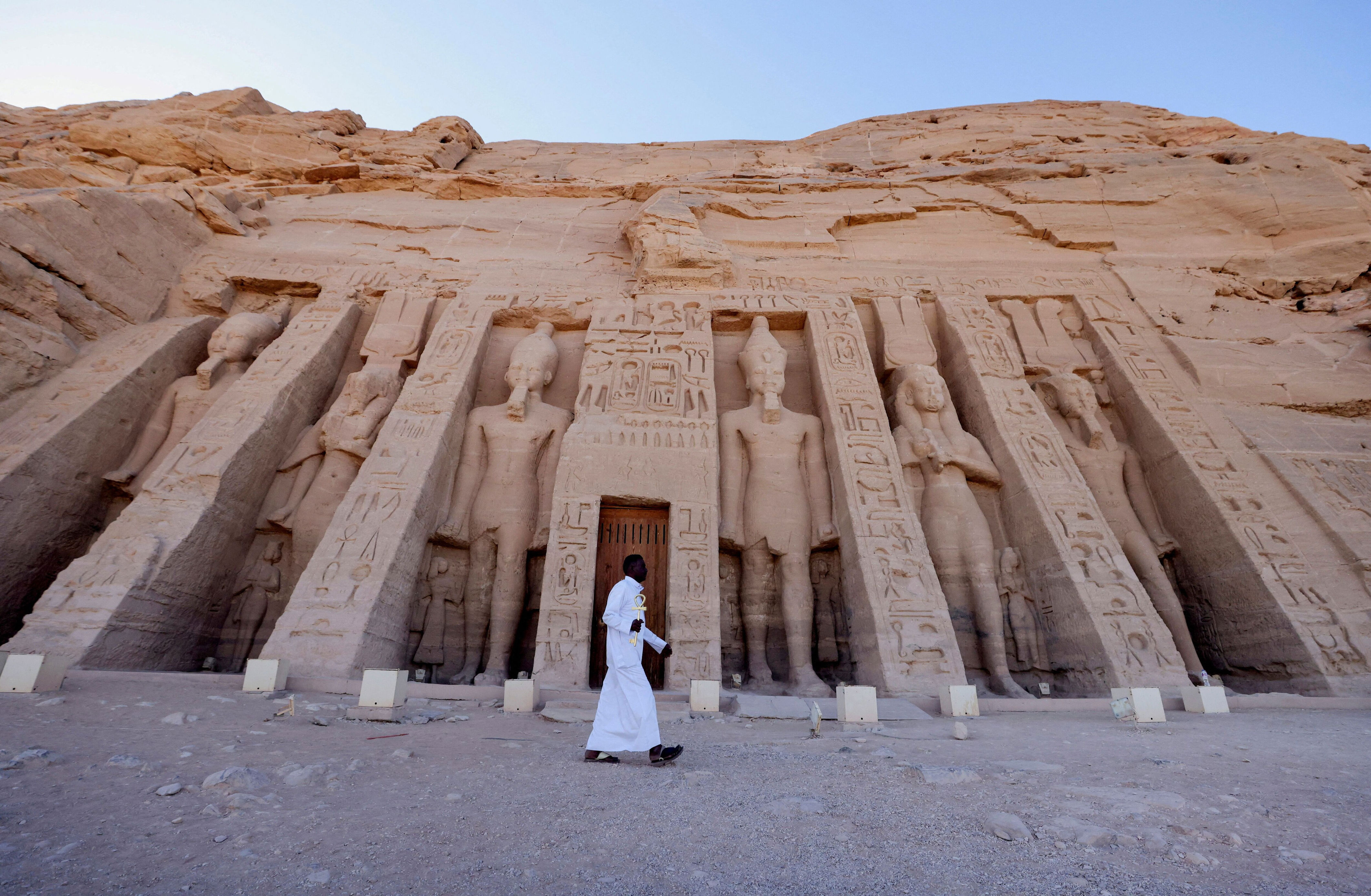 egypt sets aim of 30% increase in tourist arrivals in 2024 despite war headwinds