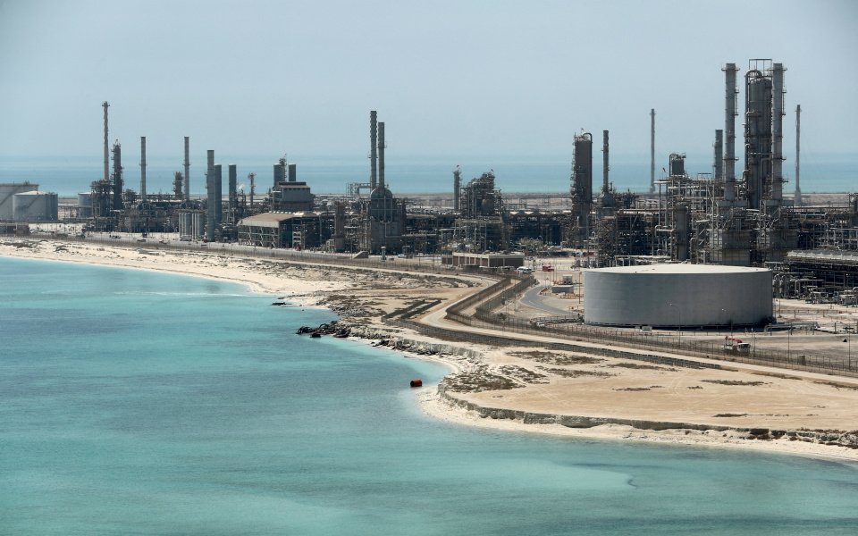 saudi aramco: ο κόσμος πρέπει να εγκαταλείψει το «αφήγημα» της σταδιακής κατάργησης του πετρελαίου
