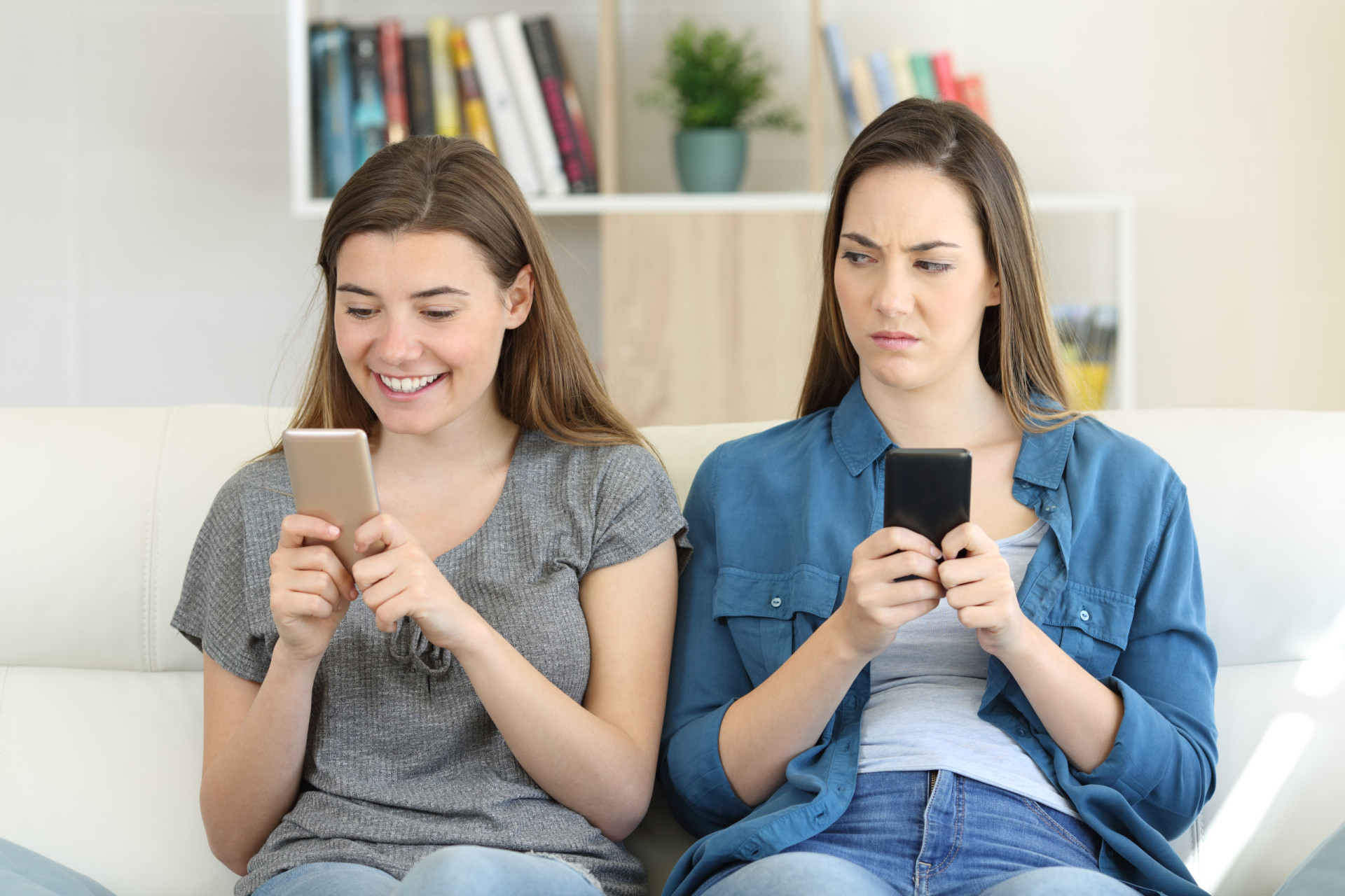 Key signs to tell fake friends from real friends