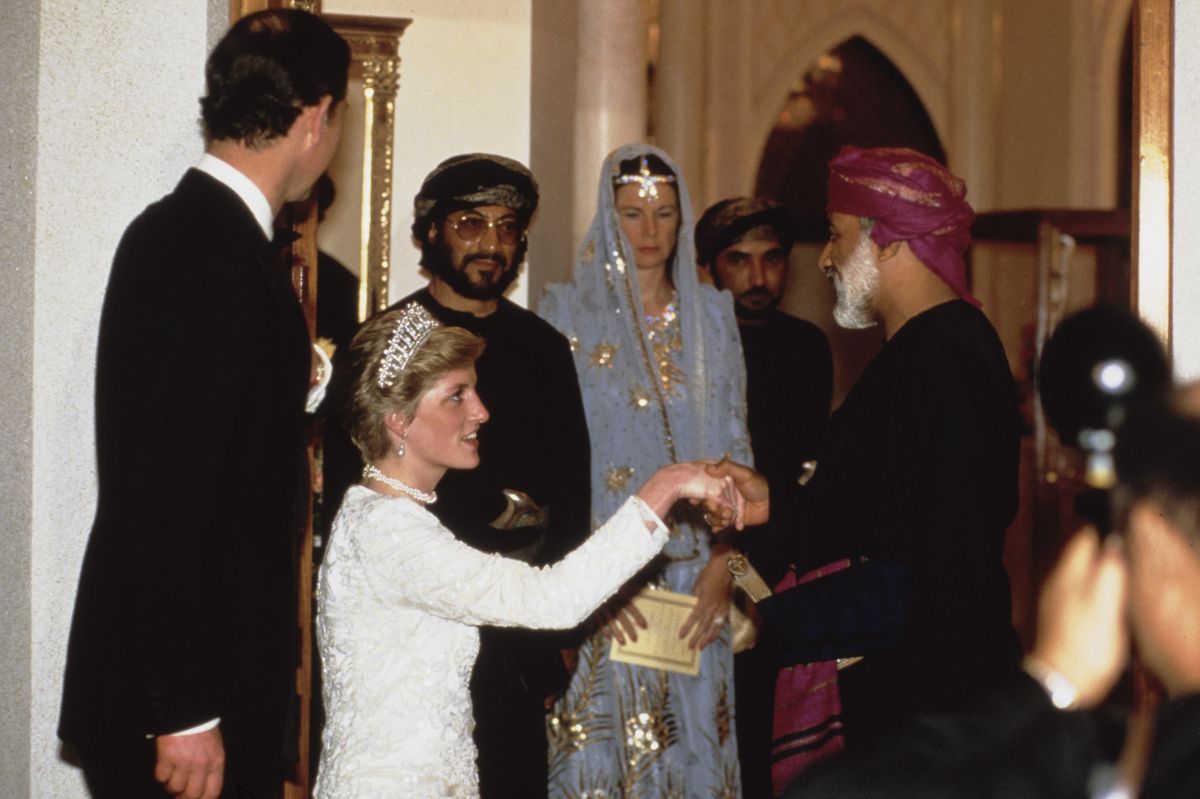 <p>Diana performs a low curtsy as she meets with Sultan Qaboos bin Said of Oman.</p>