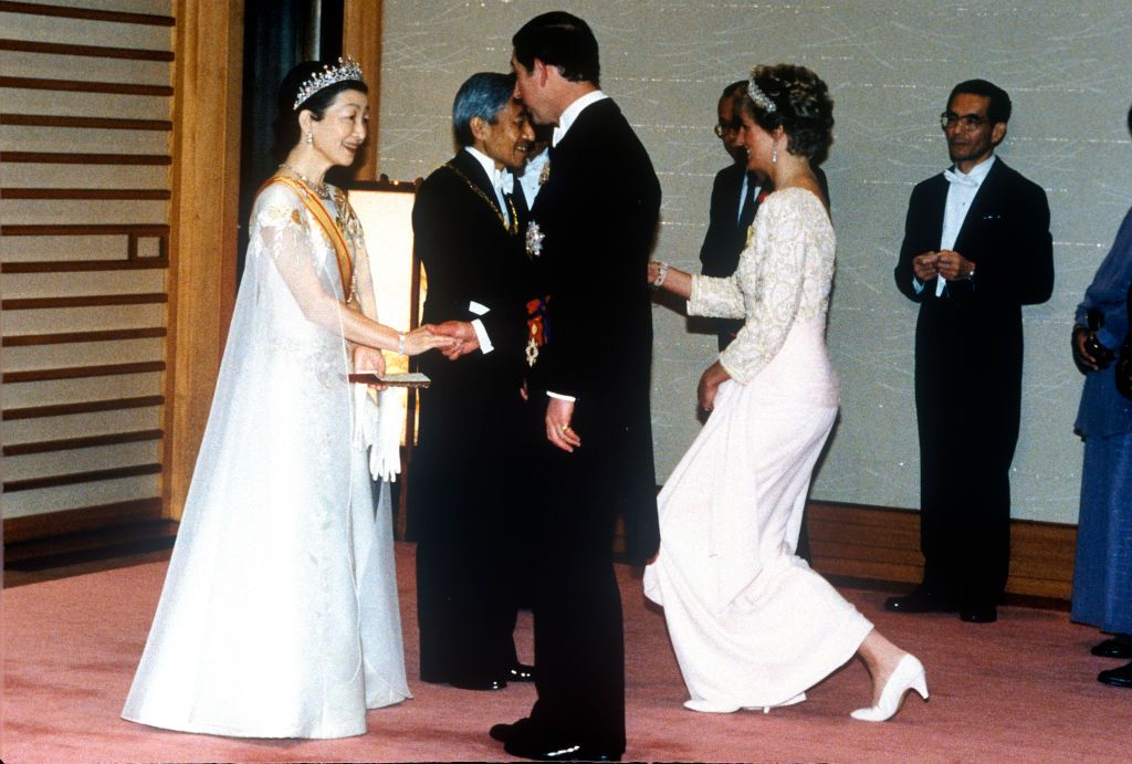 <p>Diana greets Japan's Emperor of Akihito with a curtsy.</p>