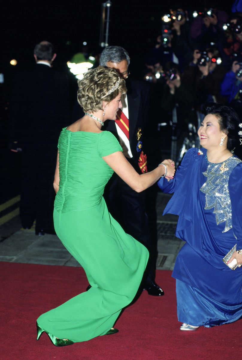 <p>Diana accidentally breaks protocol when she curtsies to a dignitary during a Malaysian state banquet in London. The woman returns the gesture with her own curtsy.</p>