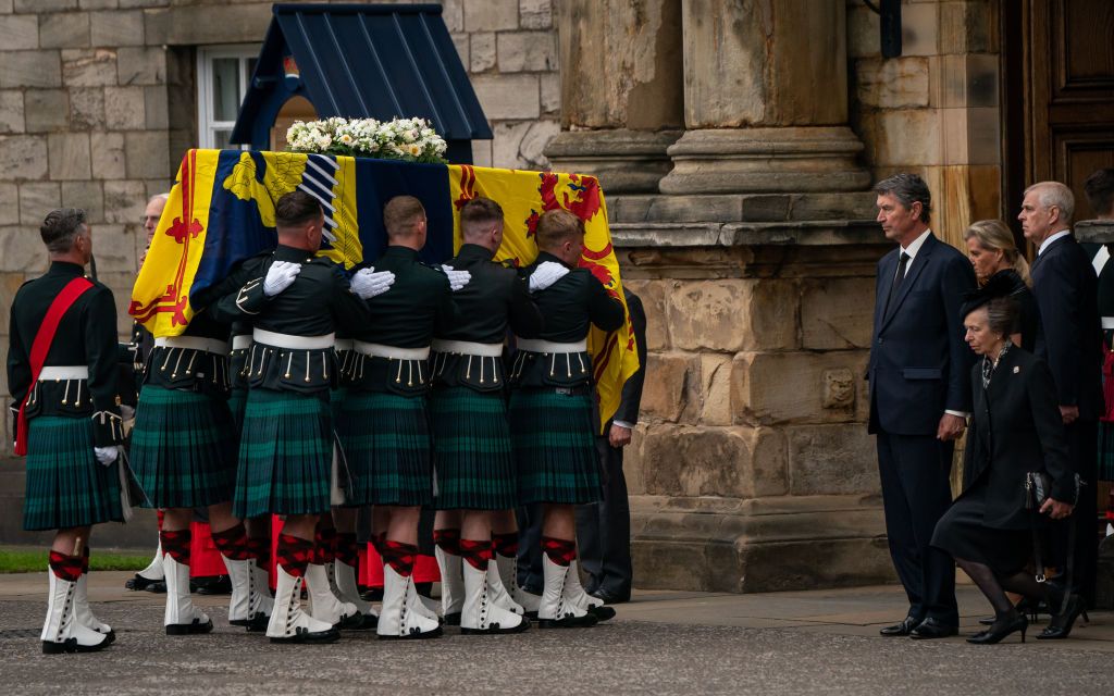 <p>Princess Anne drops into a curtsy as the coffin of her mother, Queen Elizabeth, is carried into the Palace of Holyroodhouse in Edinburgh.</p>