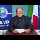 Berlusconi: "Eccomi, sono qui per voi, in giacca e camicia dopo un mese"