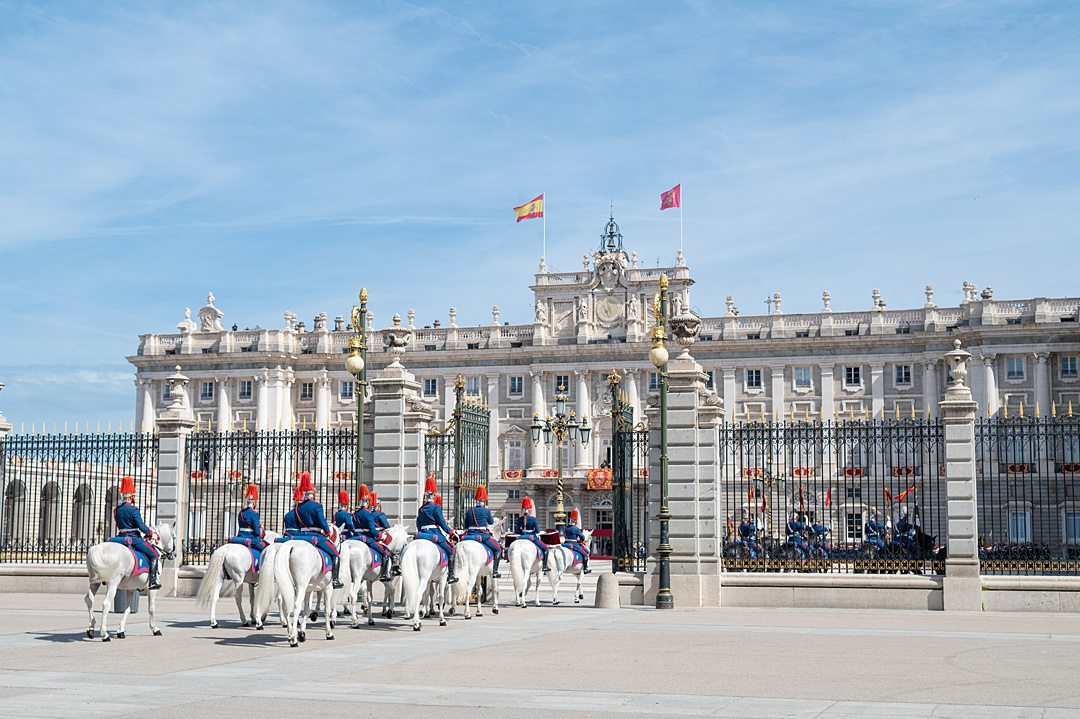 The Royal Guard enters the gates of Plaza de Armenia that lead to the palace several times throughout the official ceremony to receive a Head of State. The ceremony lasts between 45 minutes and an hour.