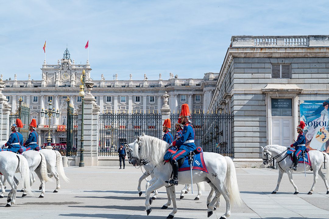 While the military units participating in a ceremony to receive a Head of State and the Solemn Changing of the Guard are practically the same, the series of events during the parade differs. The Changing of the Guard is a ceremony to purely switch stationed guards, while the reception for a Head of State is an event focused on honors.