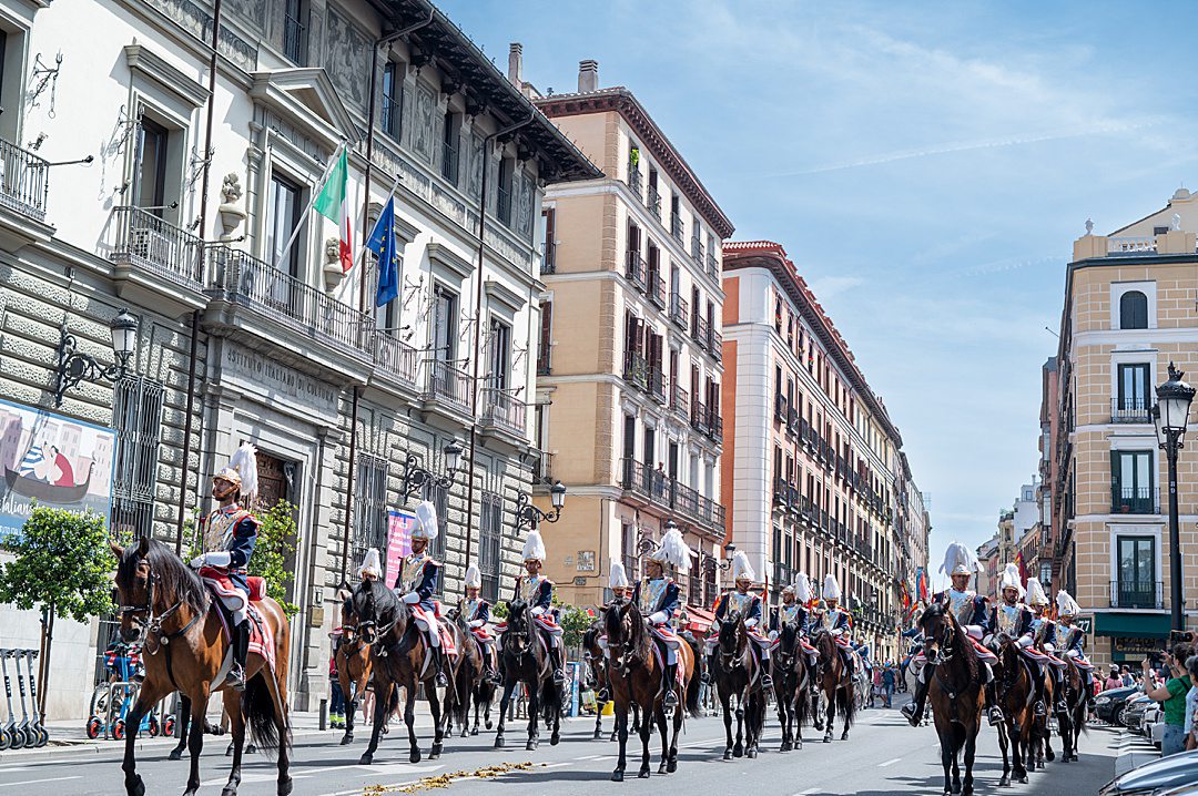 The route of this particular ceremony left the palace and followed Calle de Mayor. However, the routes of cars depend on the authorities’ agenda.