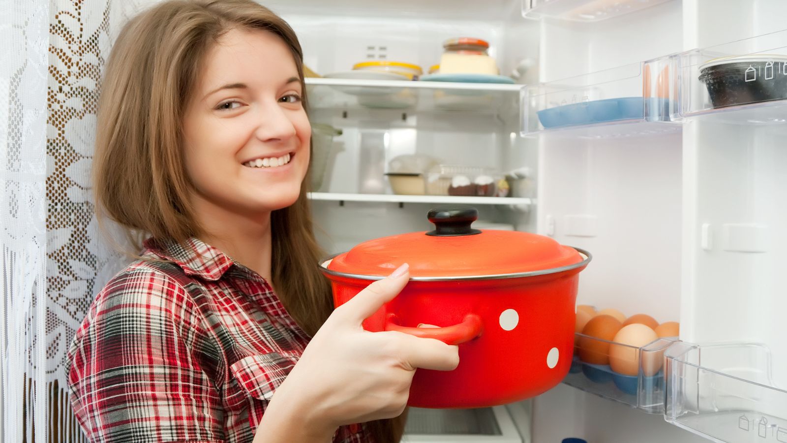 Можно горячий суп ставить в холодильник. Кастрюля в холодильнике. Кастрюлю в холодильник поставь. Хранение в холодильнике с кастрюли. Кастрюля с едой.
