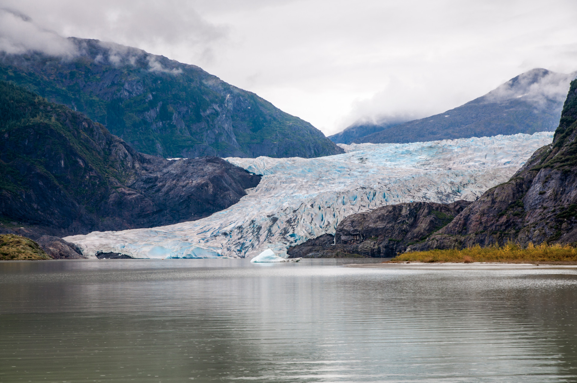 Sous le glacier Mendenhall se trouvent de célèbres grottes et dômes de glace qui continuent de fondre chaque année.