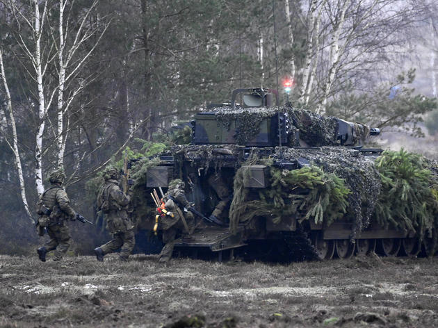 Schützenpanzer der Bundeswehr: Panzergrenadiere steigen bei einer Übung in einen „Puma“.