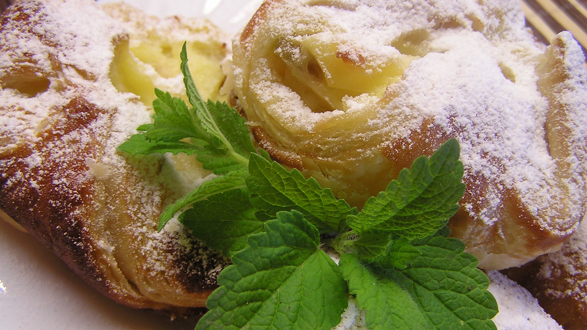 7 moučníků s rebarborou: vyzkoušejte kynuté koláče i dobroty z listového těsta