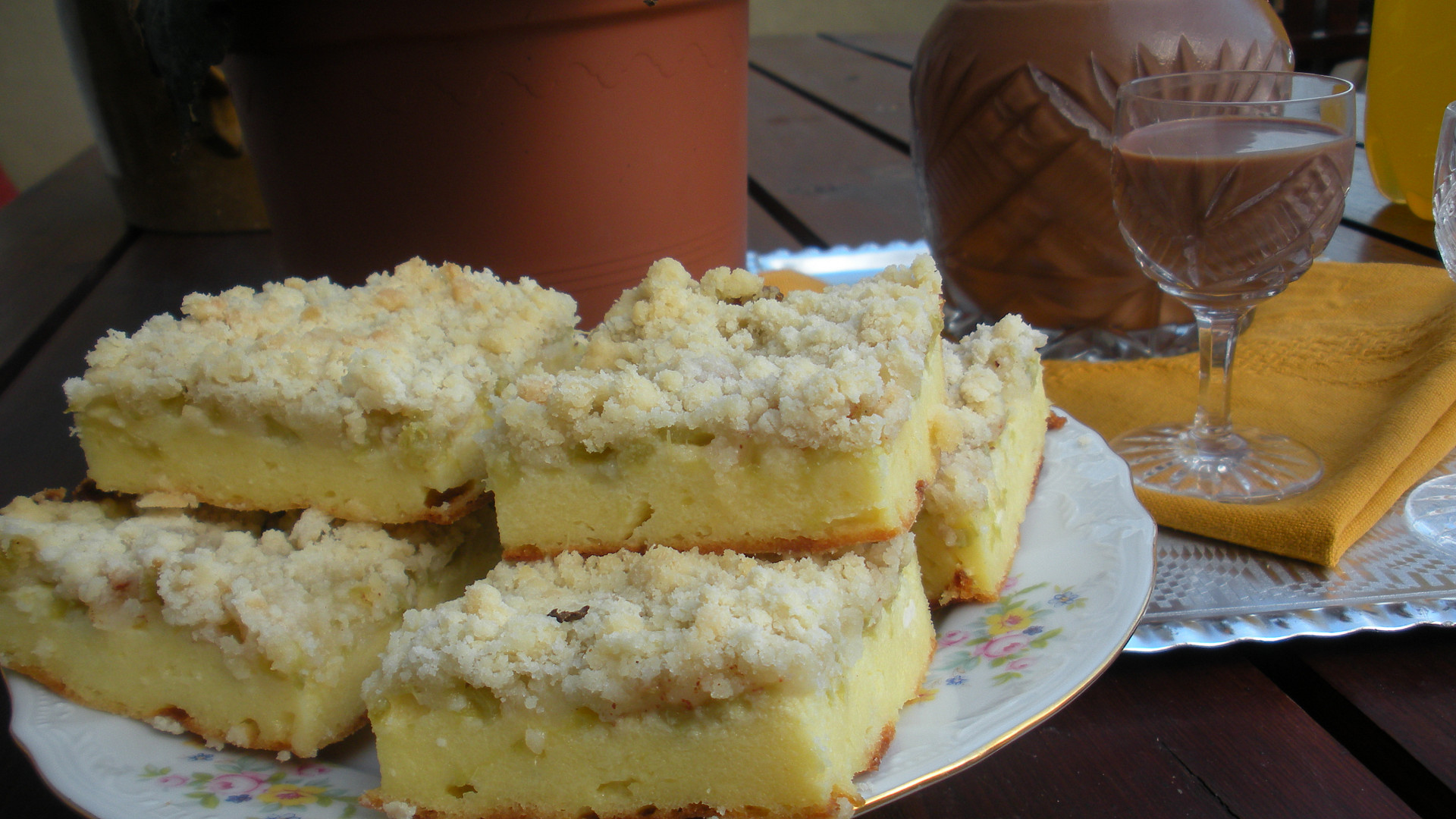7 moučníků s rebarborou: vyzkoušejte kynuté koláče i dobroty z listového těsta