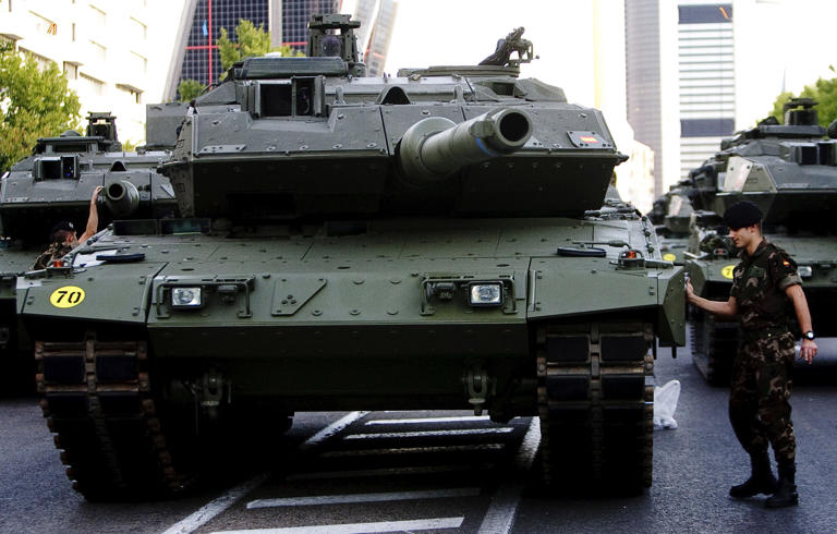 Una unidad de un tanque Leopard 2, durante un desfile del 12 de octubre