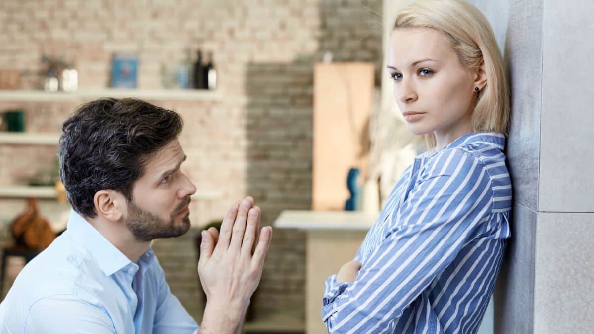 7 Things Men Do That Instantly Drive Women Away