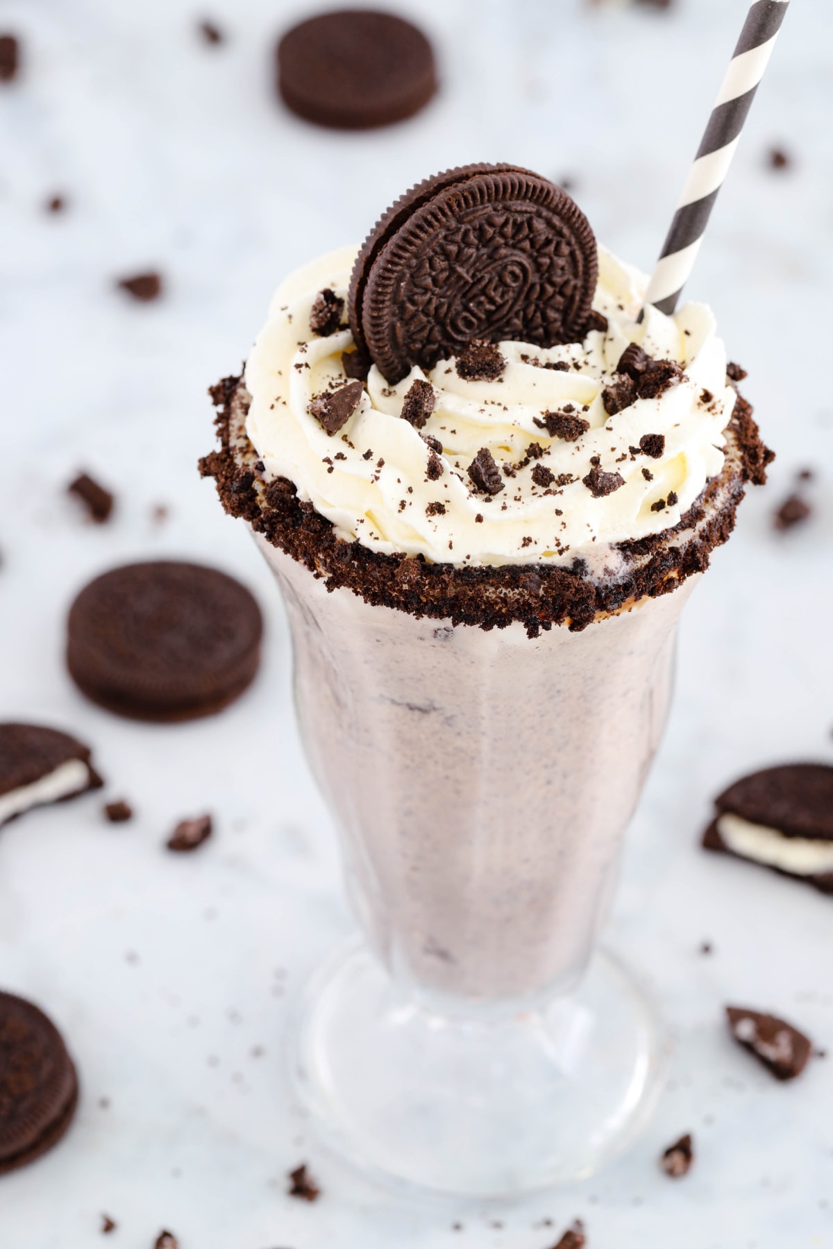 Easy Oreo Milkshake Recipe (Just 3 Ingredients!)