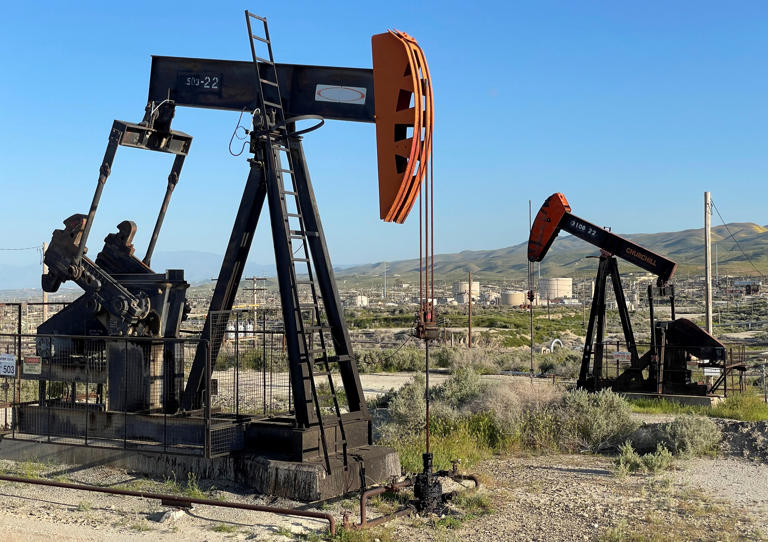 El petróleo cae. ¿Cuánto cuesta y a cuánto se cotiza un barril de crudo Brent y West Texas Intermediate (WTI) hoy, jueves 4 de mayo? Así los precios.