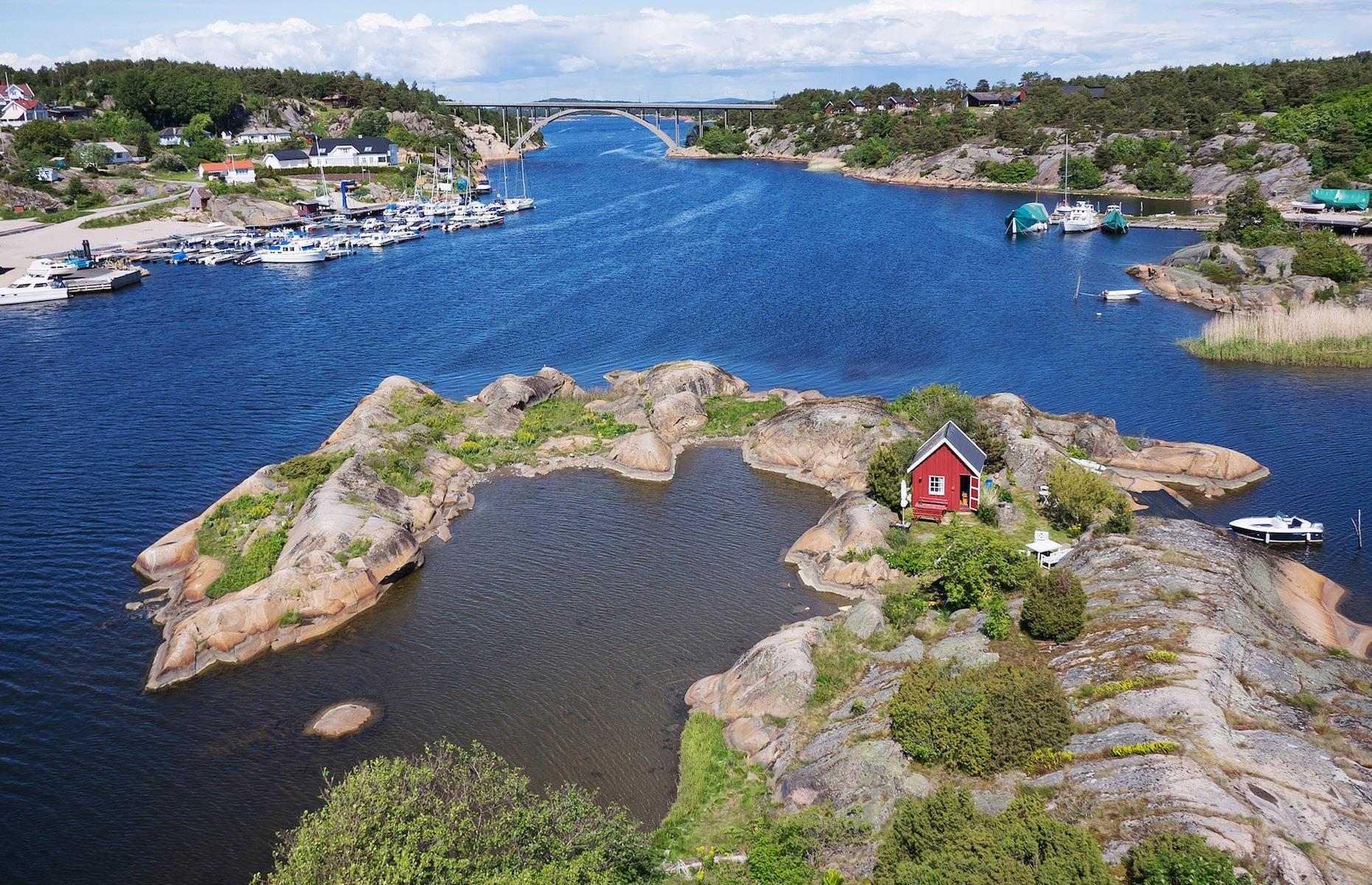 Just south of Norway lies the Hvaler Archipelago, a group of over 800 islands, islets and skerries including Båtholmen, a tiny private island retreat not far from Oslo. Båtholmen is home to a charming rust-red wooden cabin that can accommodate up to four guests. Fold-away and floor mattresses are also provided which can sleep an extra three people.