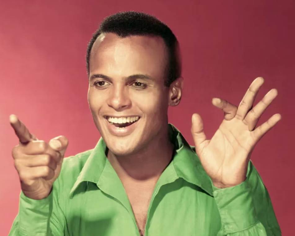 Cantante, actor y activista por los derechos civiles estadounidense. Fue uno de los grandes responsables de la popularidad de la música caribeña en Estados Unidos. Su álbum 'Calypso' de 1956 fue el primero de un artista solista en vender un millón de copias. Ese disco incluye su mayor éxito 'Day-O (The Banana Boat Song)', además de 'Jamaica Farewell'. Estuvo en la cima de álbumes vendidos durante 31 semanas, hasta la llegada de Elvis Presley. Belafonte ganó 3 premios Grammy, un Emmy y un Tony. Además de la música, también actuó en decenas de películas. Y fue uno de los grandes amigos de Martin Luther King. Murió a los 96 años tras sufrir una insuficiencia cardíaca.