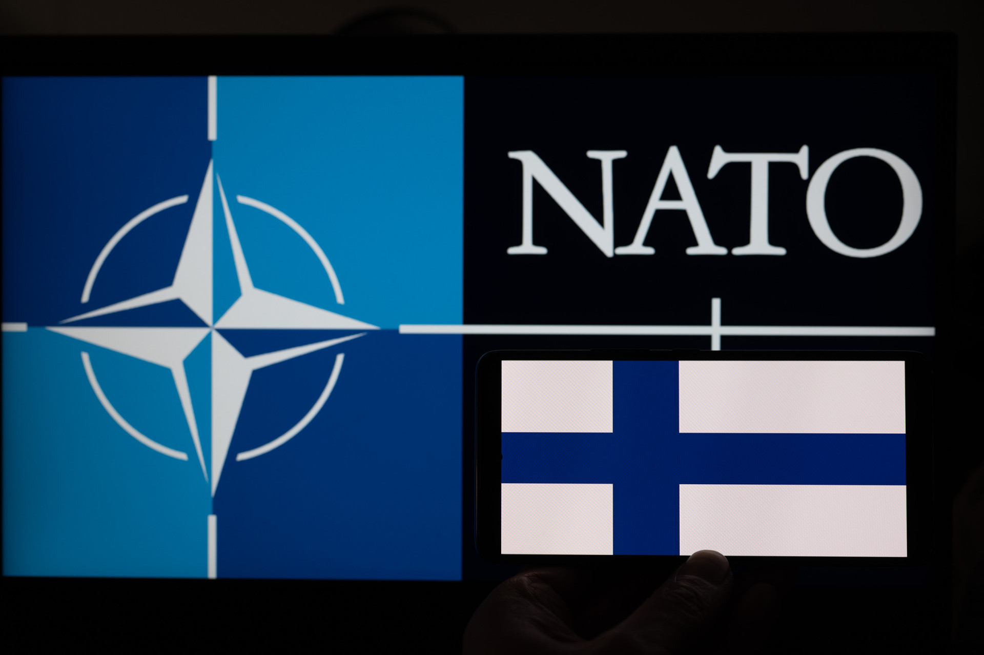 <p>Le 4 avril 2023, la Finlande est devenue officiellement membre de l'OTAN, dans un moment historique également suscité par l'invasion. La nation nordique, qui partage une frontière de 1 340 km avec la Russie, avait demandé à rejoindre l'alliance militaire en raison de la menace imminente. La Russie a immédiatement réagi à l'annonce de l'élargissement de la plus grande alliance militaire du monde en avertissant qu'elle renforcerait ses forces le long de sa frontière avec la Finlande.</p><p>Sources: (NATO) (The Guardian) (TIME) (Stockholm International Peace Research Institute) (Macrotrends) (The International Institute for Strategic Studies) (Grey Dynamics) (The Conversation) (The Independent International Commission on Kosovo) (Associated Press) (BBC) (CNN)</p><p>Découvrez aussi: <a class="gs-title" href="https://www.starsinsider.com/fr/lifestyle/451359/ce-que-les-nations-unies-ont-accompli-en-plus-de-75-ans" rel="noopener">Ce que les Nations unies ont accompli en plus de 75 ans</a></p>