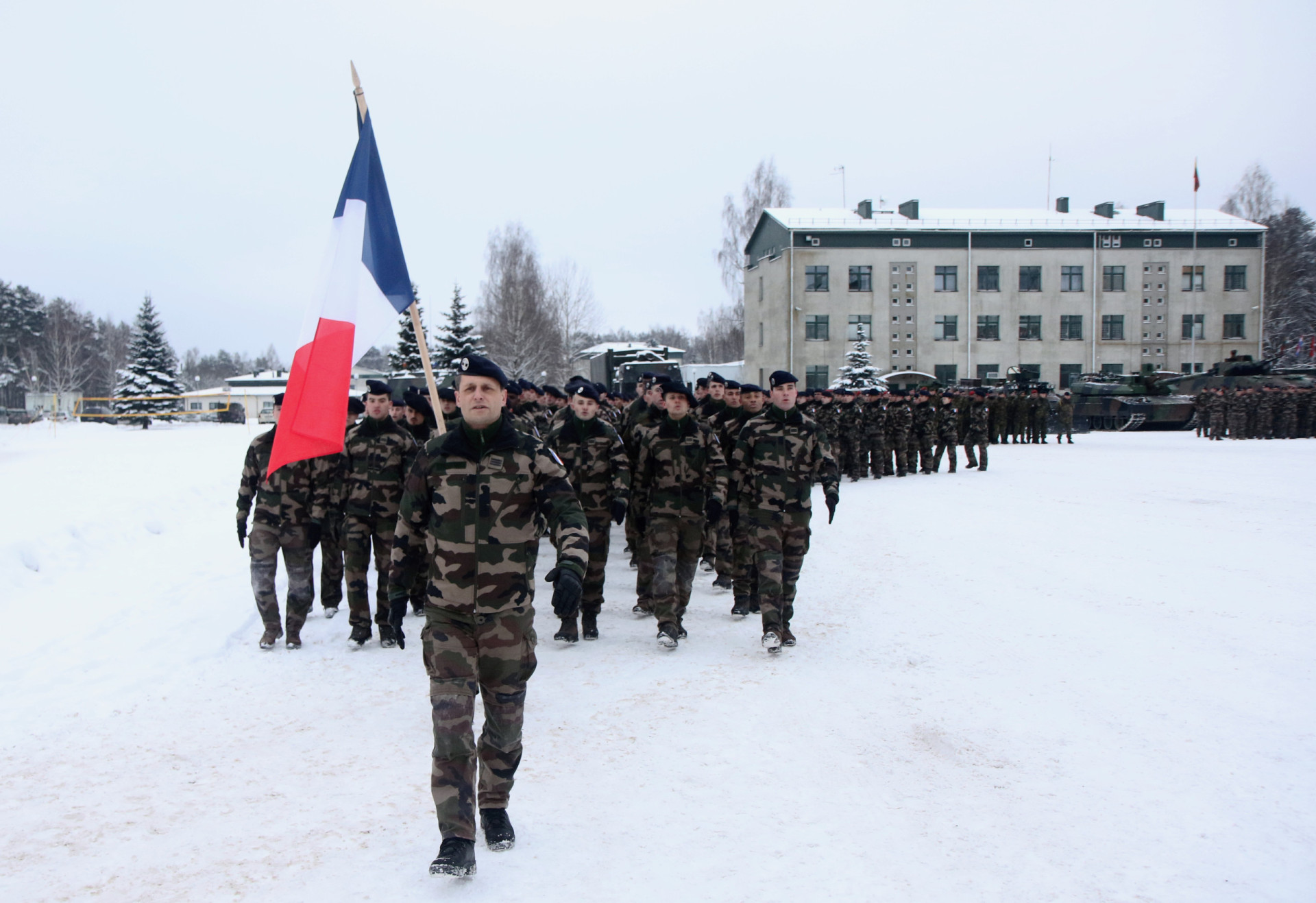 <p>La mission de présence avancée renforcée a été mise en place en Estonie, en Lettonie, en Lituanie et en Pologne en 2016. Selon la BBC, il s'agissait de "former des soldats locaux comme moyen de dissuasion contre la Russie dans un certain nombre de pays d'Europe de l'Est."</p>