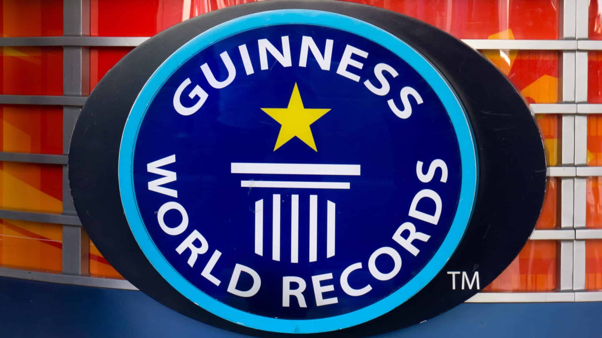 Книга рекордов европы. Рекорды Гиннесса эмблема. Эмблема книги рекордов Гиннесса. Логотип книга рекордов Гиннеса. Guinness World records лого.